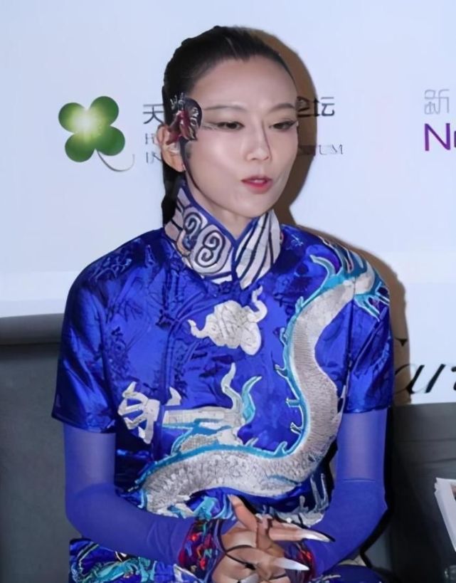 62岁杨丽萍仙气全无,为保持身材削肋骨,如今剪掉指甲拄拐出行