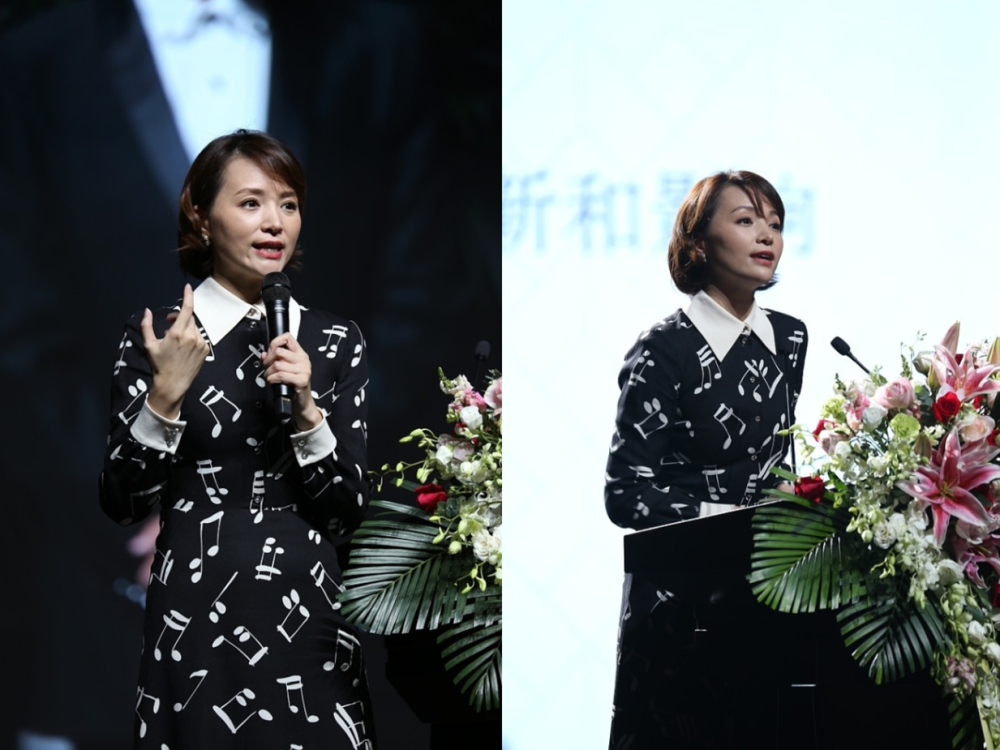 董卿的发型真没怎么变过,配印花衫太有女人味,气质也挺保鲜