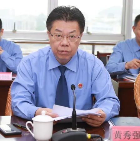 座谈会上,黄秀强检察长就全市检察队伍教育整顿推进情况作汇报