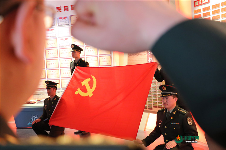 官兵在红色史馆面对党旗宣誓.徐明远摄