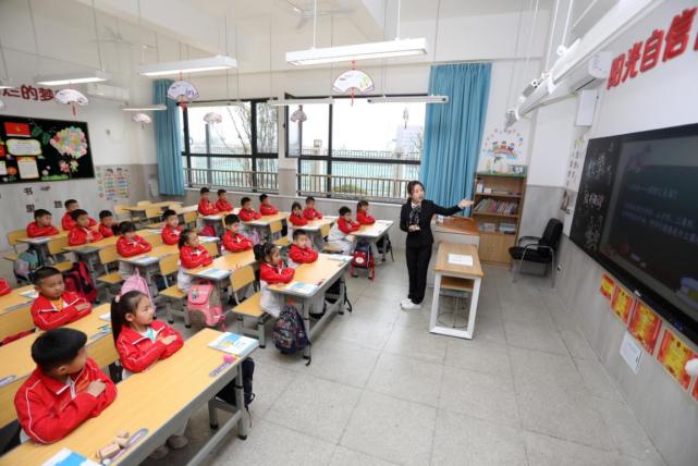 开学仅数月 学生们对自己的学校深情满满_腾讯新闻