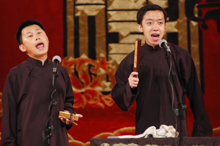 徒弟闫佳宝创立外语相声,搭档李菁仕途亨通,何沄伟该喜还是悲?