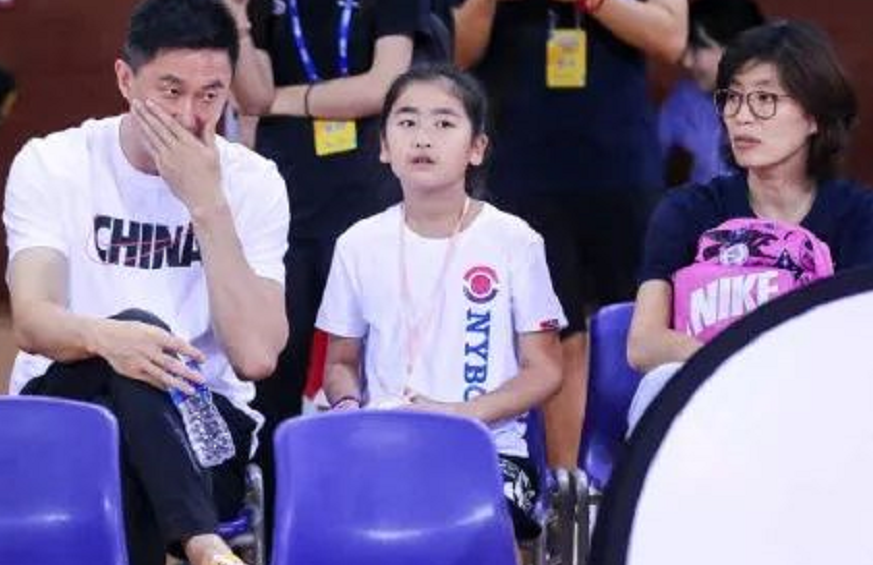 姚明11岁女儿近照曝光,姚沁蕾身高与父亲胸口齐高