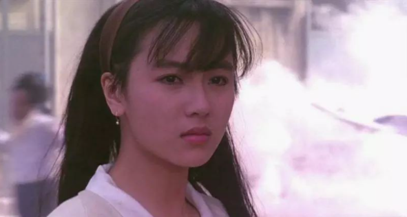 同年,她又在徐克的电影《笑傲江湖》里扮演了经典的"蓝凤凰"一角.