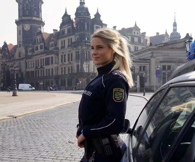 纳斯嘉也是一名俄罗斯女警,这位仙女穿上警服是"最美警花",脱下制服