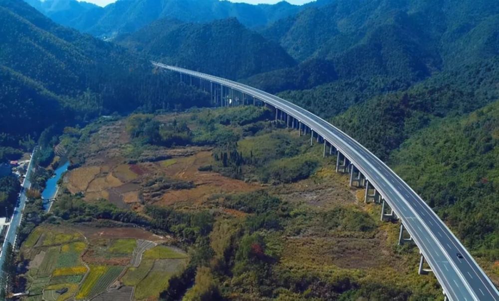广西河池至贵州荔波(广西段)高速公路的建设是费时费力费钱的,但一切