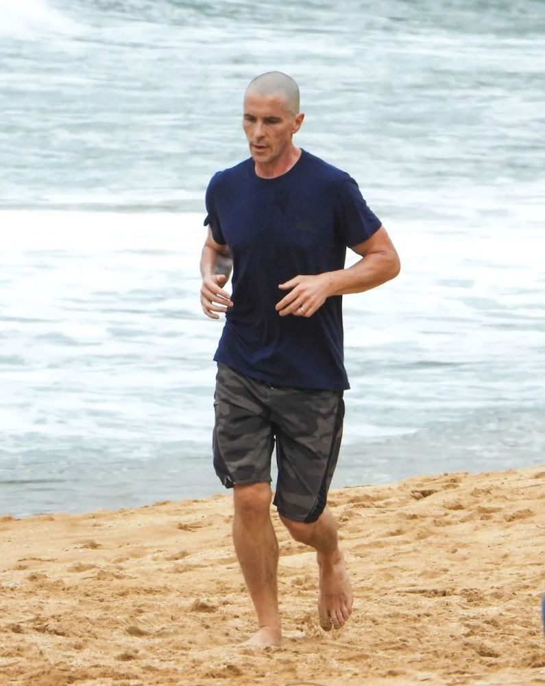 克里斯蒂安·贝尔海边跑步,为演《雷神4》瘦了很多