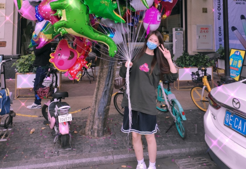 祝铭震携女友与北大校友聚餐,合影时被吐槽长得黑,女友颜值很高