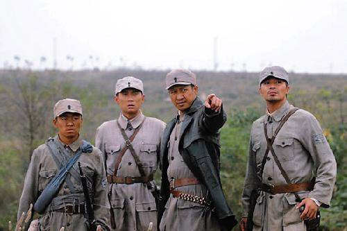 在《我的兄弟叫顺溜》中,日本战败后,坂田带着将军的骨灰盒回到日本