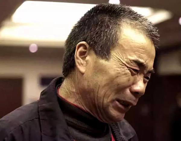 60岁老人的哭泣:存钱养老,让自己一步又一步走向孤立