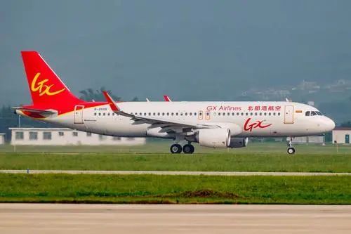 4月20日上午,北部湾航空官方微博披露了一旅客向飞机扔硬币"祈福"致