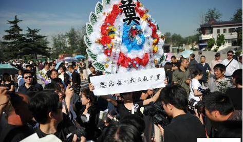 2008年,5万人含泪送葬罗京,附近鲜花被抢空,父亲为何大骂罗平?