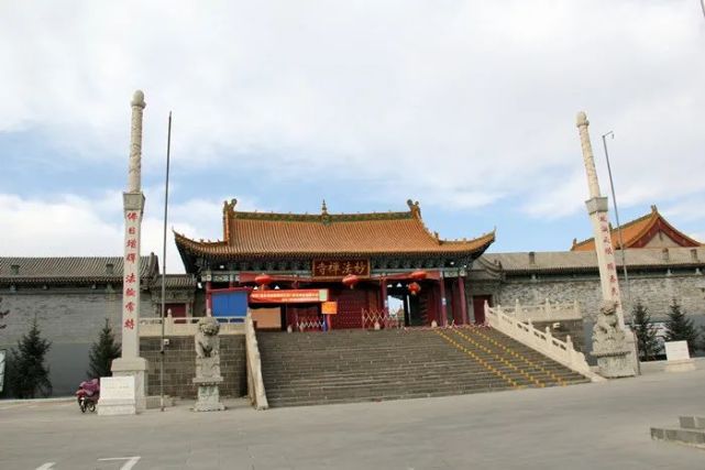 妙法禅寺的山门(黄翔摄于2020年12月)