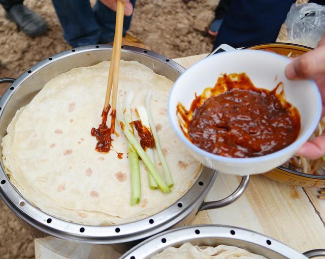 信阳有个王湾村,乡间美食多,这道"烙馍卷菜"是当地特色!