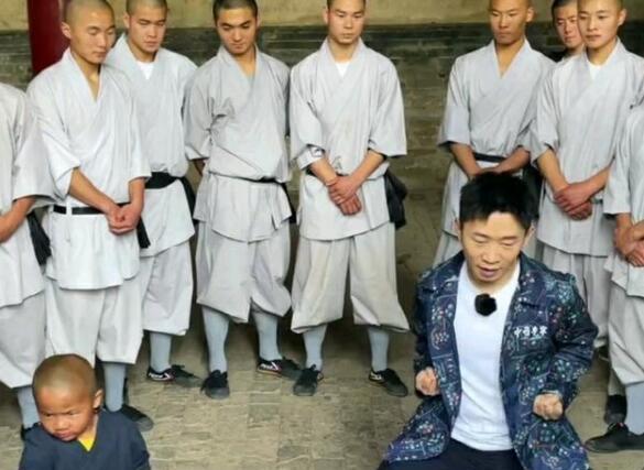 明星包场少林寺惹游客质问他是个啥杨迪要假低调到何时