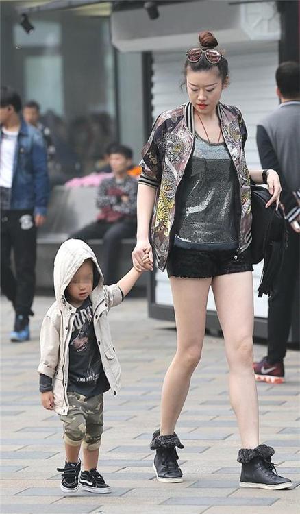 时尚辣妈带3岁女儿逛街美成一道风景线路人都忍不住回头