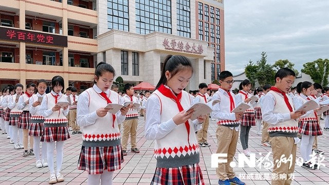 连江实验小学的学生在课间操时间诵读红色经典.通讯员 吴其法 摄