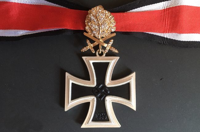 二战德国铁十字勋章扫描——为何战功最高勋章仅一枚还给了小人物