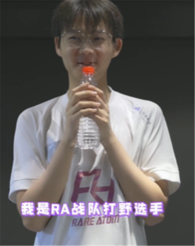 乐言喜剧人实锤!ra曝光他摇头晃脑的原因:没人不认识"