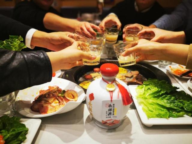 饭局敬酒只会说"干"?送你 4 种教科书级别的敬酒词