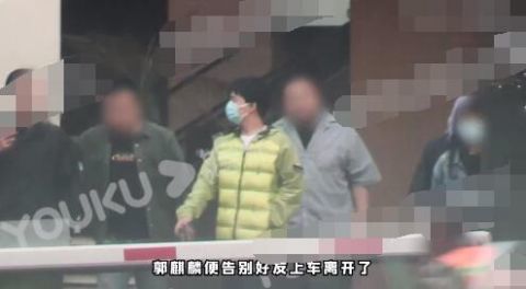 郭麒麟与友人聚餐到天亮又转场吃早点,被同桌美女拍下