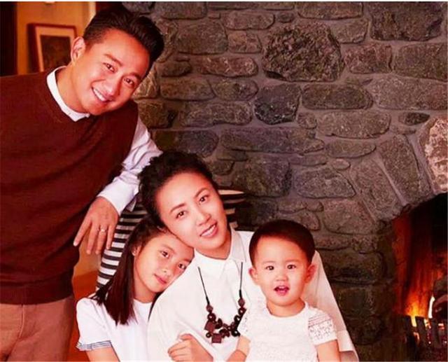 终于,黄磊晒出了儿子和二女儿多妹的合照.