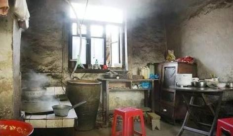 在东北一些地方的农村,习惯的把自建房的厨房叫做"外屋地",现在可能