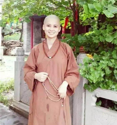 一家三姐妹个个颜值出众却都选择出家当尼姑今两人已成住持