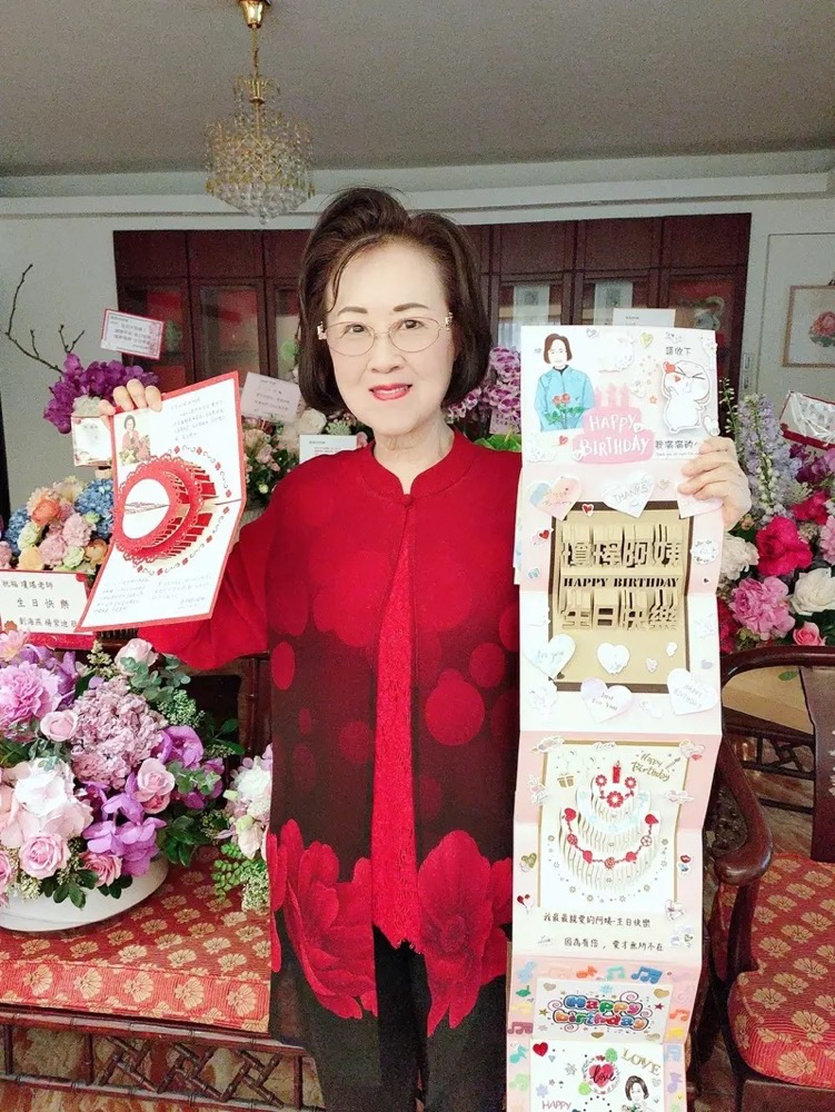 先生平鑫涛过世后,她与儿子陈中维,媳妇何琇琼以及孙女提前共度,琼瑶