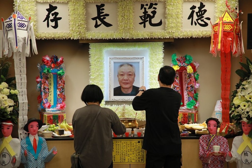 香港老戏骨王钟设灵 亲友现身悼念,周润发成龙献花敬挽