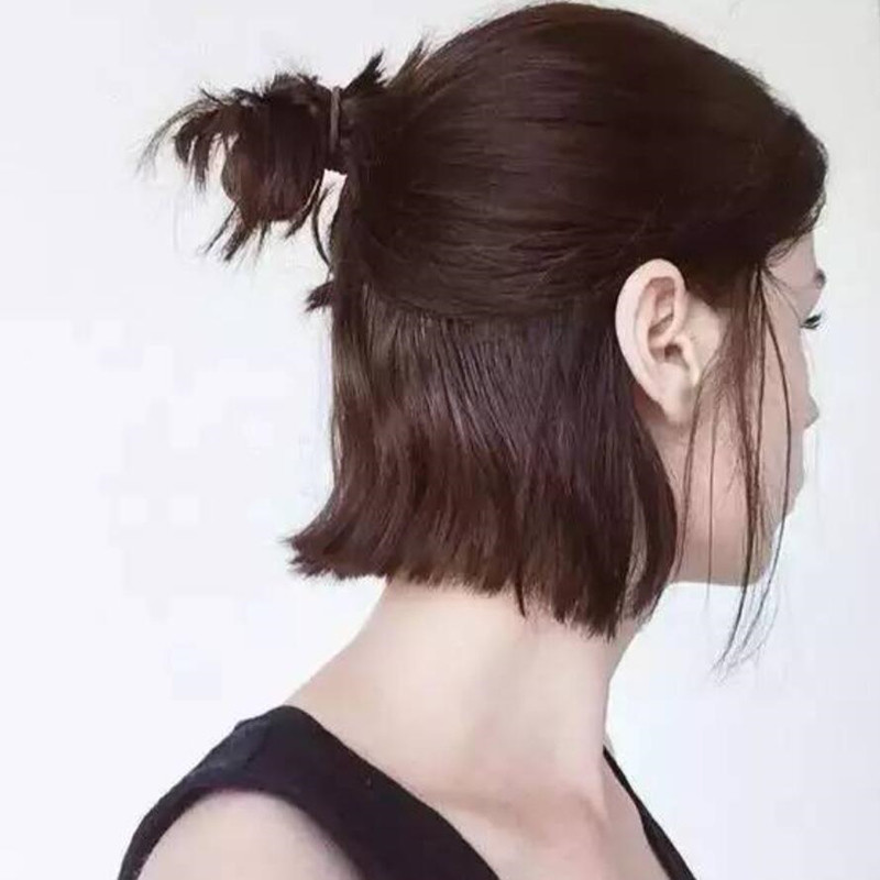 半扎丸子头是一种最简单的丸子头扎发,对于短发女生来说,用这种丸子头