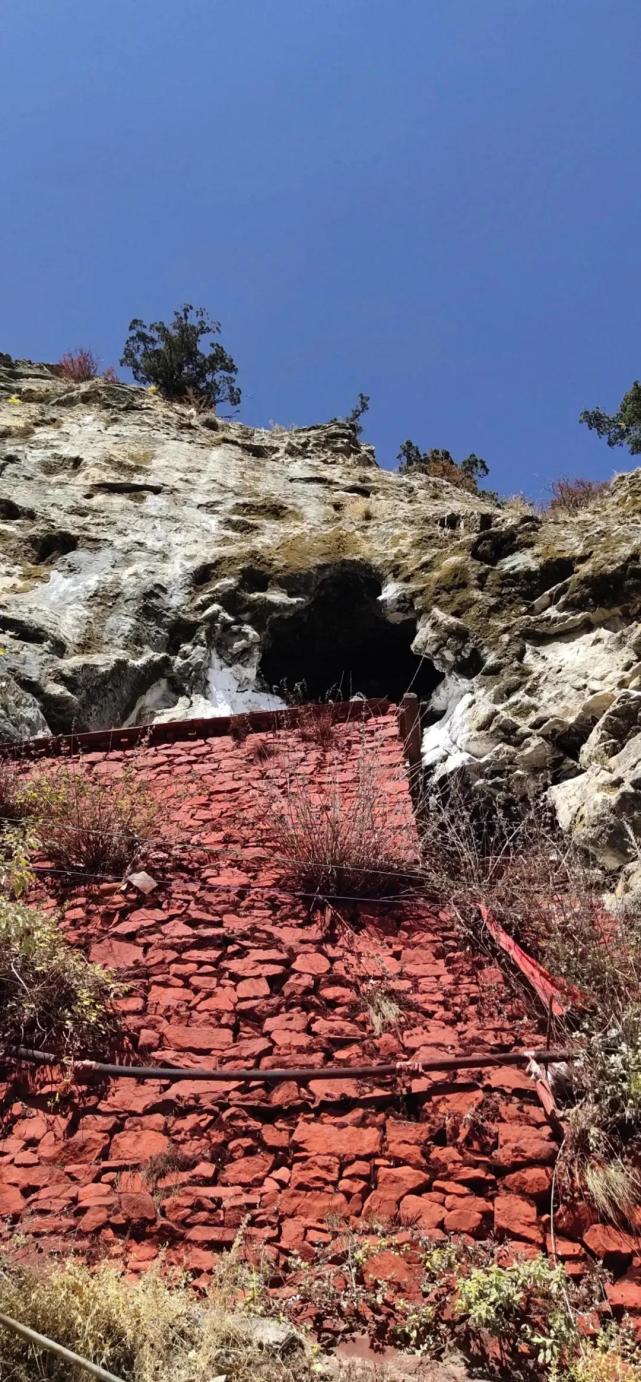 南市扎囊县阿扎乡沟西山山腰的扎央宗溶洞是一个真正藏在山洞里的超