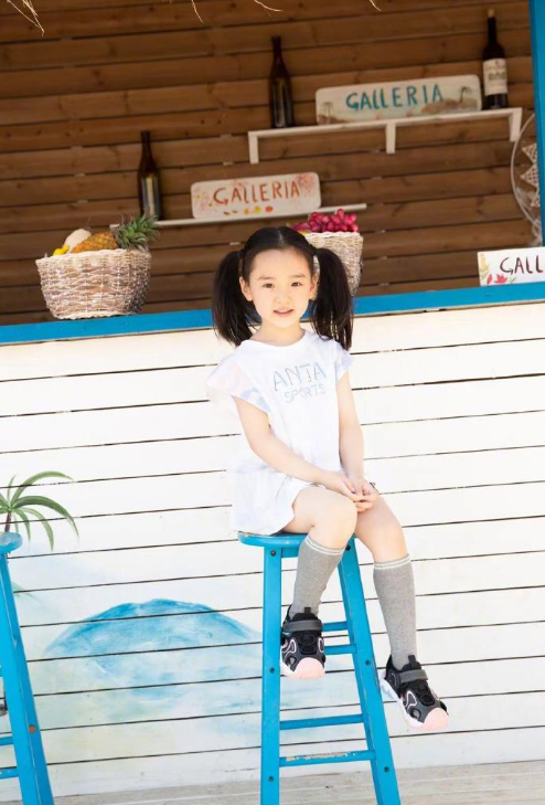 董璇晒女儿扎双马尾美照,小酒窝比剪刀手疑为爸爸高云翔加油