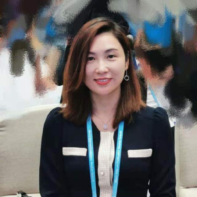 特斯拉美女高管更多照片流出气质清纯温婉因颜值高引关注