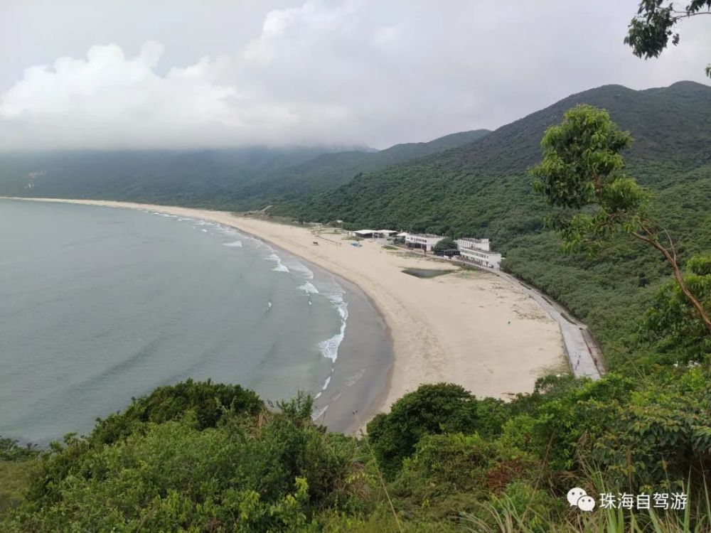 上岛后,免费乘坐大巴到大南湾沙滩,大巴停在小山坡平台处,旁边是飞猪