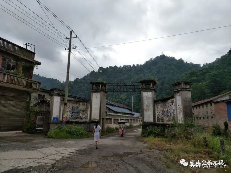 铜鼓三都镇的一座废弃军工厂,曾经生产高射炮和步兵战车