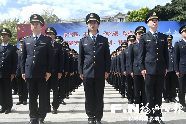 生态环境保护综合执法队伍新制服在榕亮相