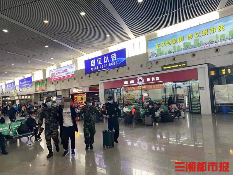 在逃嫌犯计划坐高铁逃跑,被岳阳武警在高铁站逮个正着