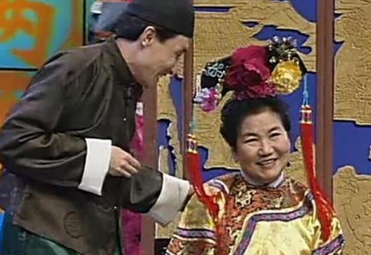 24年前赵丽蓉在舞台上表演小品,她身边的小丫头,如今却资源接个不停!