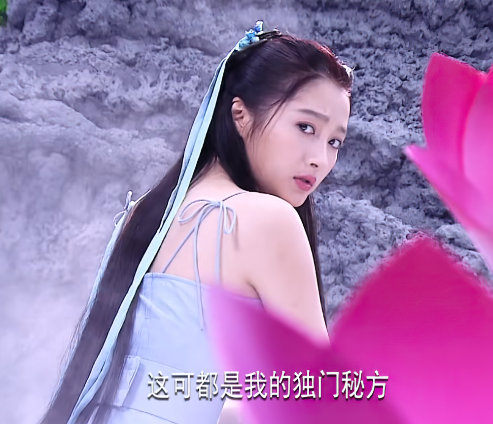 关晓彤穿古装吊带演"赵灵儿",却被"女神腋窝"抢镜,我眼花了?