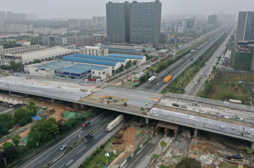 长沙盼盼路跨京港澳高速桥梁完成合龙