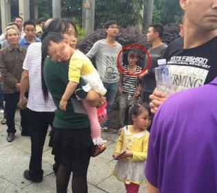 人贩子当众抱娃,反咬孩妈是人贩子,看宝妈如何机智"反转"