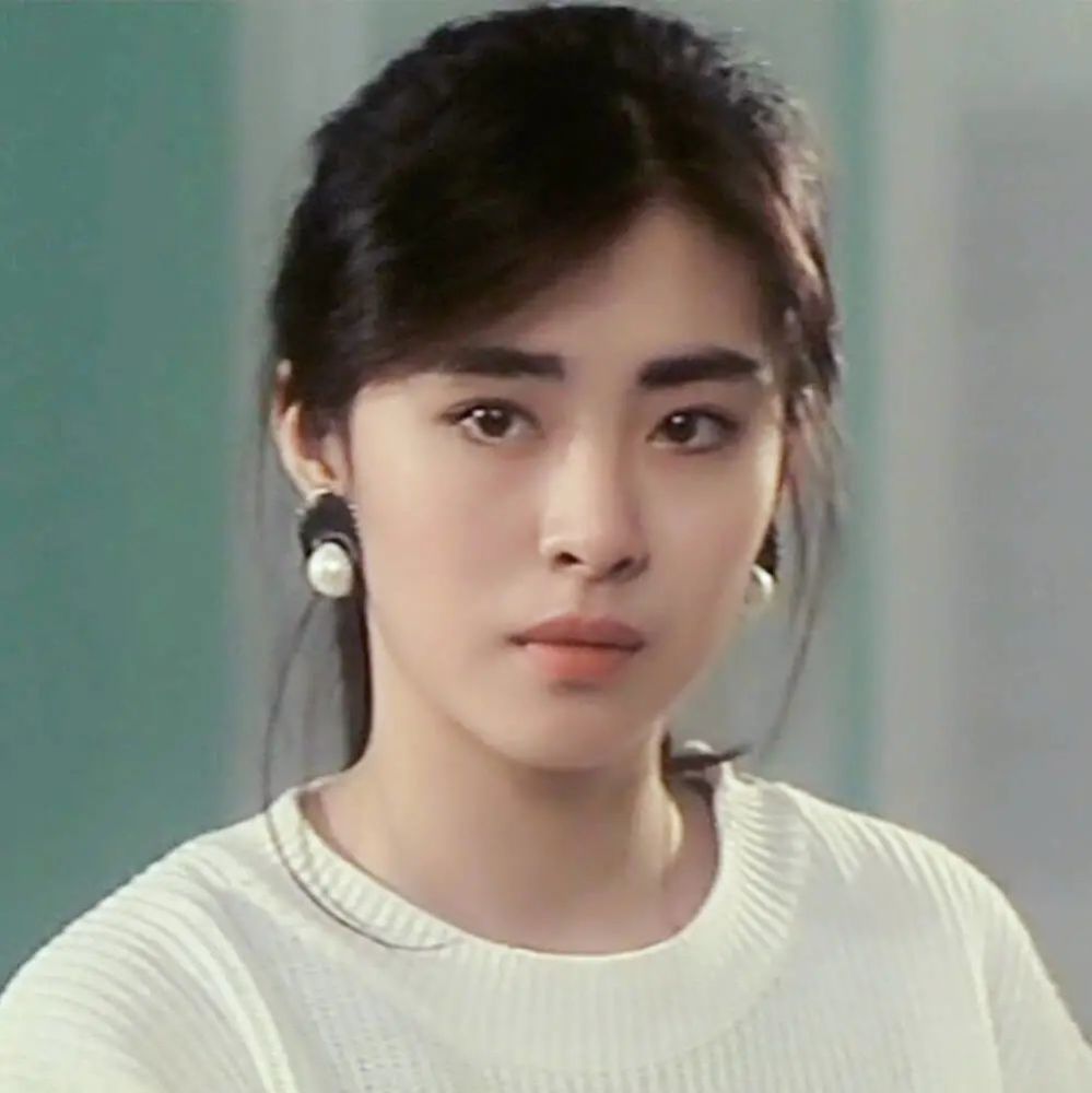 在美妆及穿搭语境下,指上个世纪80和90年代香港女明星的外形风格.