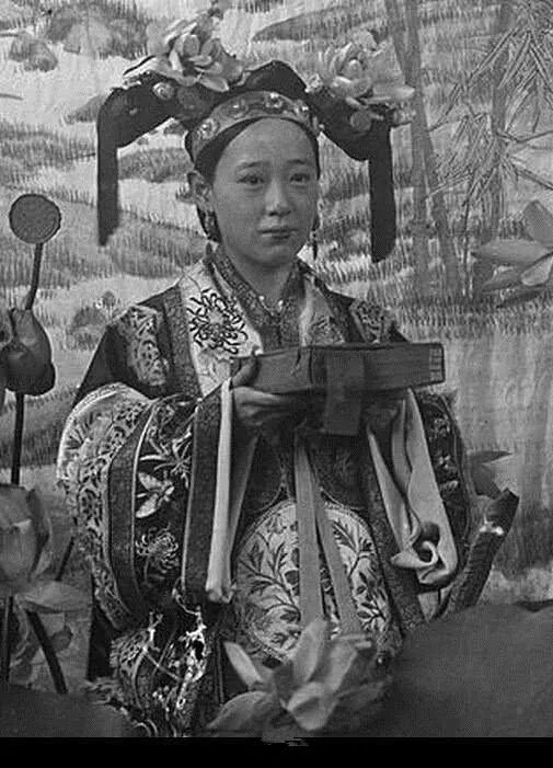 晚清皇宫公认第一美女,父亲是最大贪官,慈禧每次照相必带上她