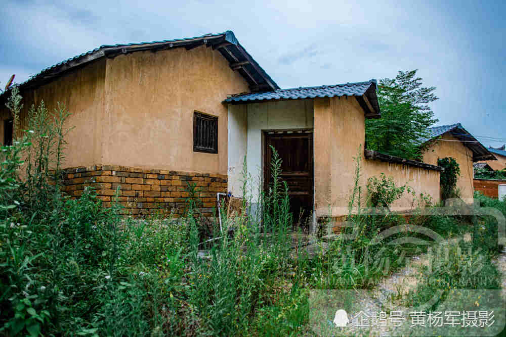 中国农村最常见的传统建筑大余山间隐藏的古城堡土屋古朴亲切