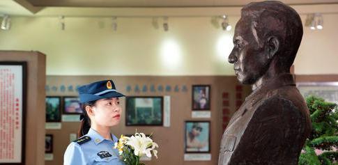 98年抗洪英雄高建成33岁为救人而牺牲女儿现在成空军军官