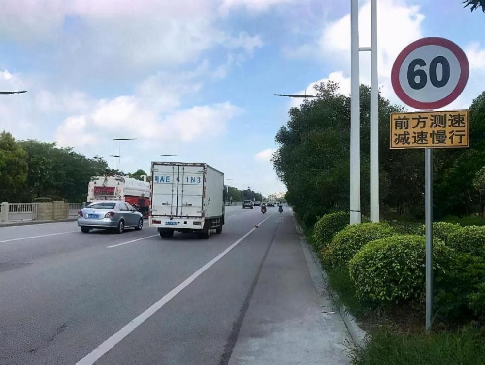 高速跑到120km,前方突然出现限速60的标志,这时能踩急