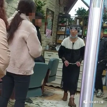 另一服装店内偷取吧台手机 被派出所民警抓获后指认现场的小偷 其中