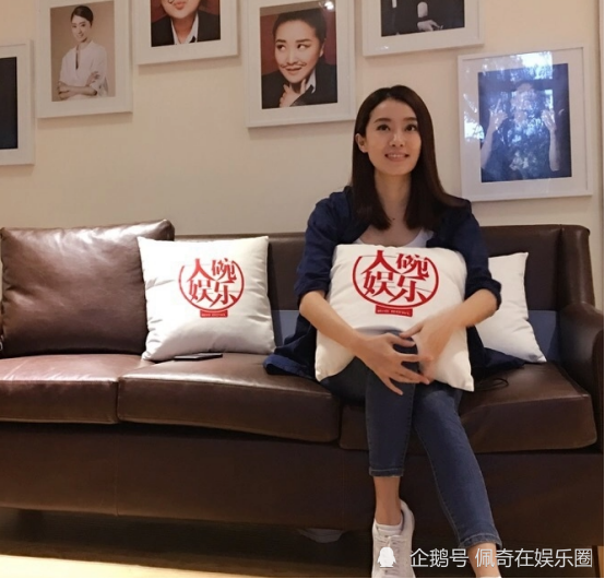 张小斐膨胀了?开着百万豪车过着奢侈生活,突然的爆红?