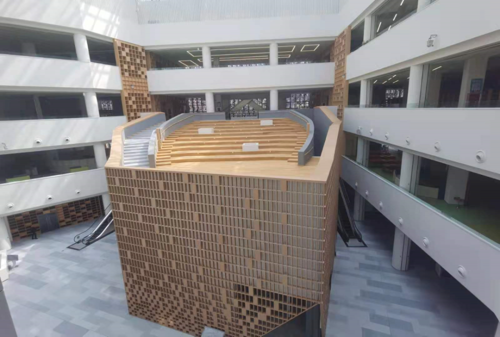 张家口市图书馆新馆位于长城西大街,总建筑面积2.2万平方米.